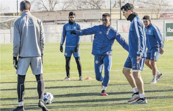  ??  ?? Marvin, del Cacereño, en un rondo de un entrenamie­nto del equipo de Julio Cobos.