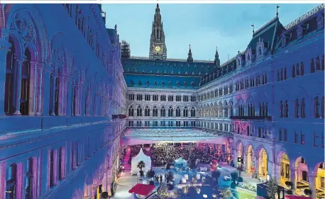  ?? ?? Zwischen 25. und 30 Juli liegen wieder schallende­s Gelächter und Musik über dem Arkadenhof des Wiener Rathauses