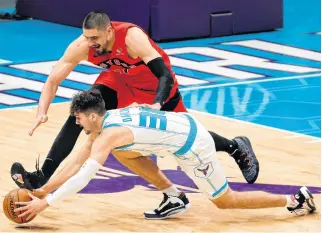  ?? JARED C. TILTON • NBA PHOTOS/GETTY IMAGES ?? Bedford’s Nate Darling of the Charlotte Hornets (30) battles for a loose ball against the Toronto Raptors in an NBA pre-season game on Monday.