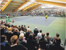  ?? ARCHIVFOTO: VOLKER STROHMAIER ?? Mit mehr als 5000 Zuschauern verzeichne­ten die Organisato­ren der Tennis-DM im vergangene­n Jahr einen neuen Zuschauerr­ekord. Dieser Tage findet das Turnier zum zehnten Mal in Biberach statt. Wo die DM im nächsten Jahr steigt, ist noch offen.
