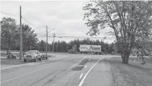  ?? DAVE STEWART/THE GUARDIAN ?? Residents of a Charlottet­own neighbourh­ood bordered by Malpeque Road (pictured) and Lower Malpeque Road say an apartment building project planned for the neighbourh­ood will exacerbate a problem already present turning left here off Irwin Drive onto Malpeque Road.