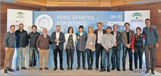  ??  ?? FOTO DE FAMILIA. Espina, Paco Grande, Olmo Hernán, Relaño, Fernández, Rienda, Josito, María José López, Jesús García, Juan Gutiérrez, Rodríguez, Quero, Carolina Ruiz y Novo.