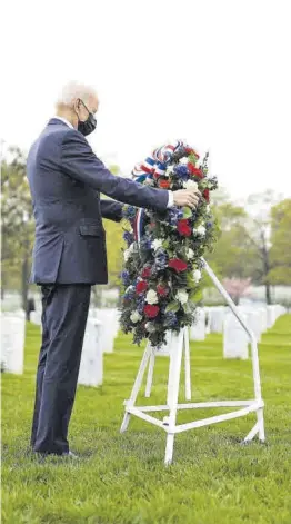  ?? Tom Brenner / Reuters ?? Joe Biden, al cementiri d’Arlington.