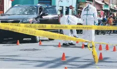  ??  ?? Agentes de la Policía Nacional acordonaro­n la zona del tiroteo.