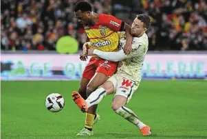  ?? PHOTO AFP ?? Openda et les Lensois ont été bien bloqués par Gudmundsso­n et les Lillois hier dans le derby du Nord.