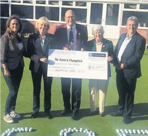  ??  ?? ●●Charity AM AM organiser Jan Cowan, Bramall Park Lady Captain Jo Coutts, Men’s Captain Simon Bedford, President Janet Brierley and Eamonn O’Neal, Chief Executive of St Ann’s Hospice