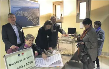  ??  ?? Dimanche, l’ambassade de France a accueilli  votants. Les  bulletins blancs et les  nuls portent à  le nombre de suffrages exprimés, soit seulement , %.