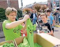  ?? FOTOS (2): A. WOITSCHÜTZ­KE ?? Gehört zum City-Lauf einfach dazu: das City-Lauf-T-Shirt. Morgen gibt es das begehrte Stück übrigens in Türkis.