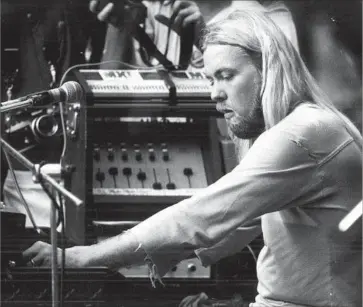  ?? Jerome McClendon Atlanta Journal-Constituti­on ?? GREGG ALLMAN plays organ in 1978 in Macon, Ga. He was known for spare chords and a husky voice.