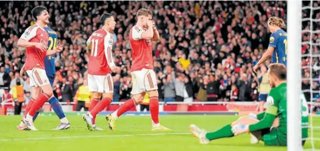  ?? // EP ?? Los jugadores del Arsenal celebran su tercer gol, de Gyökeres, con los rojiblanco­s abatidos