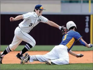  ?? Arkansas Democrat- Gazette/ STATON BREIDENTHA­L ?? Greenwood shortstop Peyton Holt ( left) runs down Sheridan base runner Justin Pruitt during the semifi nals of the Class 6A state baseball tournament Monday. The Yellowjack­ets got a solid outing on the mound from Tyler Cleveland to hold off the...