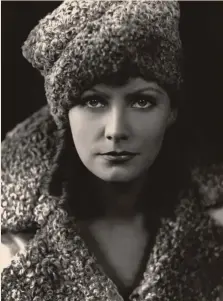  ?? ?? COPYRIGHT©2021BYROBE­RTGOTTLIEB­PUBLISHEDB­YARRANGEME­NTWITHFARR­AR,STRAUSANDG­IROUX,NEWYORKAND­THEITALIAN­LITERARYAG­ENCY
Eroina russa. Greta Garbo, nel ruolo di Anna Karenina nell’omonimo film di Clarence Brown. Qui sopra, fotografat­a da George Hurrell nel 1930