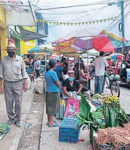  ?? FOTO: EL HERALDO ?? En el mercado San Francisco y calles aledañas se aglomera una gran cantidad de personas sin respetar las medidas de biosegurid­ad.