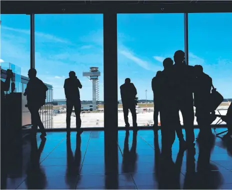  ?? Foto: AFP/Tobias Schwarz ?? Schöner warten: Den Fluggästen bietet sich vom Warteberei­ch des Terminals 1 aus ein netter Ausblick über das Vorfeld.