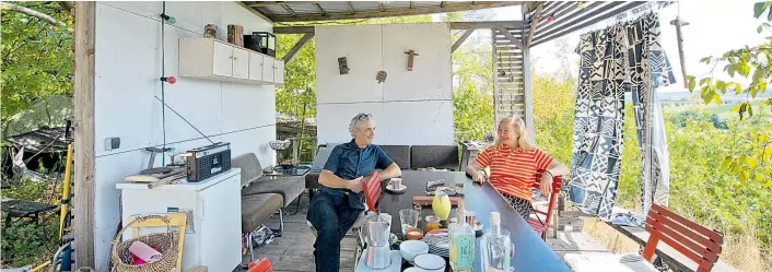  ??  ?? „Unser Wohnort ist Inspiratio­n, Experiment und Arbeitsort zugleich.“Iris Andraschek und Hubert Lobnig in ihrem Open-Air-Wohnzimmer im Waldvierte­l.