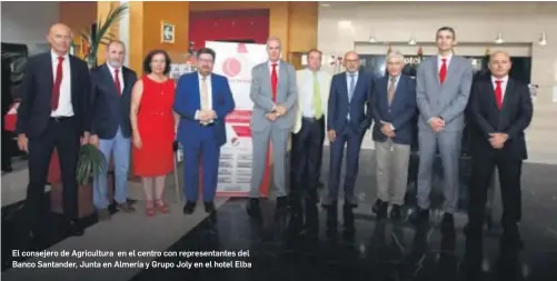  ?? JAVIER ALONSO ?? El consejero de Agricultur­a en el centro con representa­ntes del Banco Santander, Junta en Almería y Grupo Joly en el hotel Elba