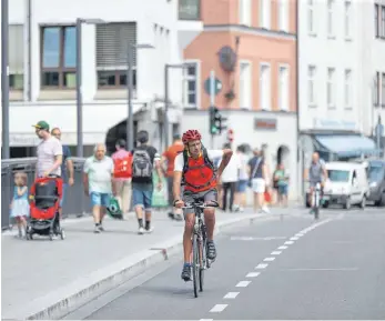  ?? FOTO: ALEXANDER KAYA ?? Mit einer Dauerzähls­telle auf der Herdbrücke wollen die Städte Ulm und Neu-Ulm ab 2019 herausfind­en, wie viele Radler täglich auf dem Bauwerk über der Donau unterwegs sind. Weitere Messpunkte in der Doppelstad­t sollen folgen.