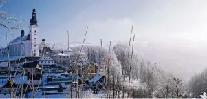  ?? FOTO: SASCHA RETTIG ?? Im Winter wird das Altvater-Gebirge mit seinen Dörfern und Städtchen nahe der polnischen Grenze zum Schneepara­dies.