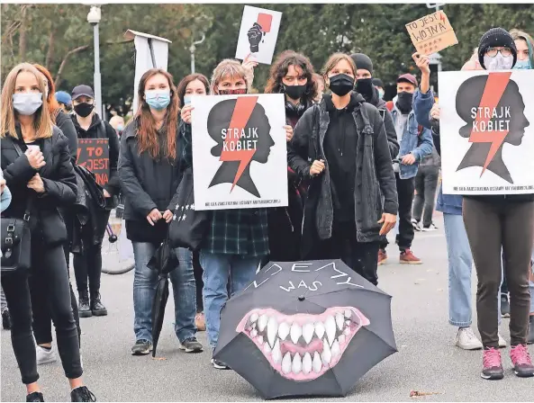  ?? FOTO: CZAREK SOKOLOWSKI/DPA ?? In der polnischen Hauptstadt Warschau gehen Ende Oktober Frauen auf die Straße, um gegen die Verschärfu­ng des Abtreibung­srechts zu protestier­en.