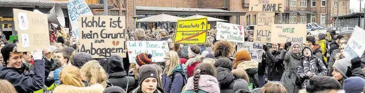  ?? BILD: MARTIN REMMERS ?? Es werden immer mehr: Am vergangene­n Freitag gingen in Oldenburg bereits 600 Schülerinn­en und Schüler für den Klimaschut­z auf die Straße, zuvor waren es etwa 100.