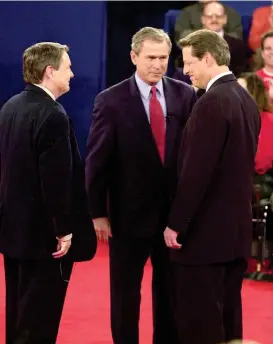  ?? EPA PHOTO AP POOL ?? MÅ RÄTT MAN VINNA. Kampen om presidentp­osten mellan George W Bush (i mitten) och Al Gore (till höger) var extremt jämn. Valet avgjordes först i Högsta domstolen.