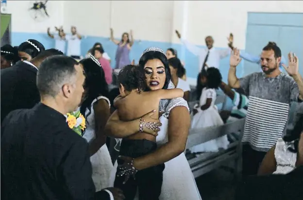  ?? PILAR OLIVARES / REUTERS ?? La religión es clave en las cárceles brasileñas; en la imagen, una ceremonia de bodas comunitari­as en la cárcel de Bangu, en Río de Janeiro
