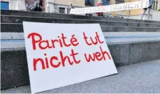  ?? FOTO: MARTIN SCHUTT/DPA ?? Der Landesfrau­enrat Thüringen demonstrie­rte am Mittwoch mit Plakaten vor Verhandlun­gsbeginn im Thüringer Verfassung­sgerichtsh­of.