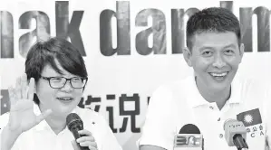  ??  ?? TAN bersama Naib Presiden MCA Datin Chew Mei Fun (kiri) pada sidang media pada kempen bagi PRK DUN Balakong pada Ahad. -Gambar Bernama