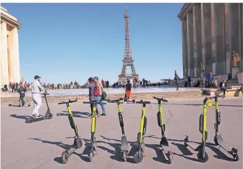  ?? FOTO: CHRISTIAN BÖHMER/DPA ?? E-Tretroller stehen zum Mieten auf der Place du Trocadéro in Paris bereit. Nach etlichen Unfällen verschärft die Stadt die Regeln, die für die Gefährte gelten. Zumal die E-Scooter den Verkehr nicht entlasten.
