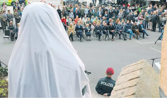  ??  ?? Das Denkmal in Wiens erstem Bezirk wurde von dem deutschen Landschaft­sarchitekt­en Magnus Angermeier gestaltet. Die erste Reihe beim Festakt war mit Politikern der FPÖ belegt. Strache, Kickl, Hofer und Co warteten gespannt auf die Enthüllung.