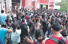  ??  ?? PROCESO. Aspirantes que hicieron la prueba en 2016 en la Unah-vs.