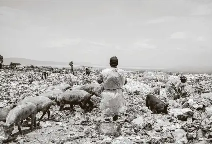  ?? Khadija M. Farah / New York Times ?? A dump in Nakuru, Kenya. The U.S. fossil fuel industry is demanding a trade deal that weakens Kenya’s rules on plastics.