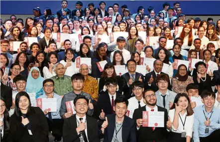  ??  ?? Teo (middle row, fifth from right) with (from seventh right) Senior Prof Khalid, Dr Abdul Rahman, Ng and Dr Mohd Karim and the recipients at the ceremony.