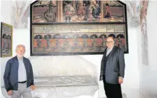  ?? FOTO: KURT ZIEGER ?? Erich Fensterle (links) und Pfarrer Heinrich-Maria Burkard bei der frisch restaurier­ten „Großen Landauer Tafel“im Kloster Heiligkreu­ztal.