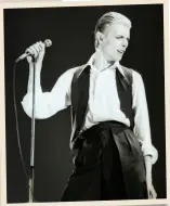  ?? ?? David Bowie in his Thin White Duke era inspired J. Robert Oppenheime­r’s look (far left).