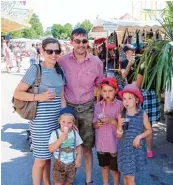  ??  ?? Die Familie Reulein aus Megesheim kommt gerade aus dem Riesenrad.