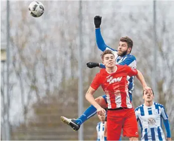  ?? FOTO: VOLKER STROHMAIER ?? Laupheim obenauf: Die Olympia (hier Julian Haug) besiegte Weiler mit 2:0. Haug hatte Laupheim per Kopf in Führung gebracht.