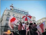  ??  ?? BANDERAZO DE RIVER. La afición de River se concentró en la Puerta del Sol para mostrar el apoyo a su equipo, que pisó el césped del Santiago Bernabéu.
