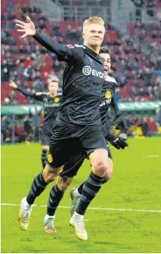  ?? FOTO: PETER SCHATZ/IMAGO IMAGES ?? Was für ein Einstand: Erling Braut Haaland ist in Augsburg nach seiner Einwechslu­ng nicht zu halten.