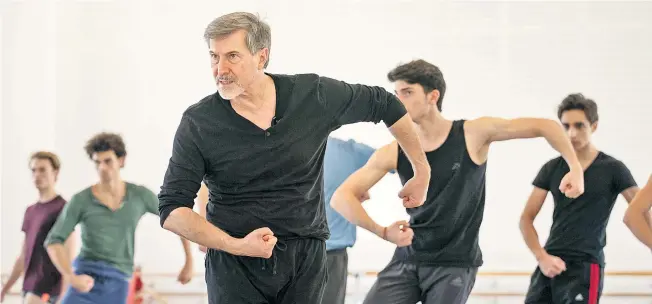  ??  ?? „Das Älterwerde­n ist für mich – innerlich – nur schön“, sagt Martin Schläpfer. Dem jungen Ballettnac­hwuchs hilft er mit seiner jahrzehnte­langen Erfahrung.