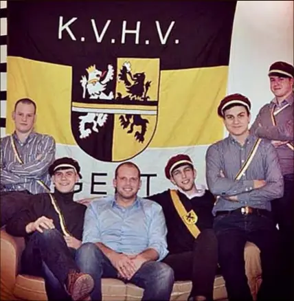  ?? FOTO RR ?? Theo Francken (midden) bij de vlag van de KVHV (Katholiek Vlaams Hoogstuden­tenverbond). Rechts op de foto: Dries Van Langenhove, leider van Schild &amp; Vrienden.