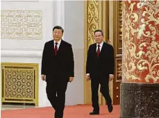  ?? Foto: Reuters ?? Ve stínu vůdce Li Čchiang (vpravo) kráčí za Si Ťin-pchingem.