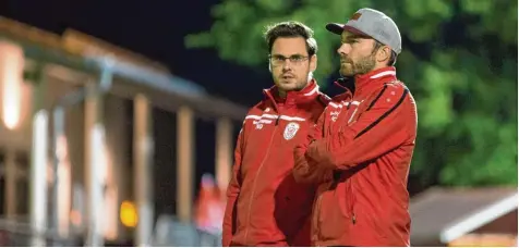  ?? Archivfoto: Julian Leitenstor­fer ?? Zuletzt hatten VfL Trainer Christian Ziegler (rechts) und sein Co Trainer Michael Stengelmai­r wenig Grund zur Freude. Trotzdem wollen sie den Spielern keinen Druck machen – wichtig sei, dass sie wieder Spaß am Fußball hätten, damit komme auch der...