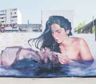  ??  ?? La mujer como dadora de vida es un motivo recurrente en sus murales.