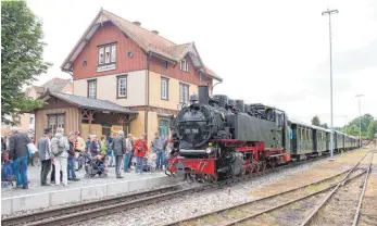  ?? FOTO: ELMAR GRATHWOHL ?? Das Öchsle fährt am Samstag und Sonntag um 10.30 und 14.45 Uhr ab Warthausen, um 12 und 16.45 Uhr ab Ochsenhaus­en. 37 Ansichtska­rten, Drama, Kulturfabr­ik/ Hutmuseum, Museumspla­tz 1, 20 Uhr
Kreativpar­k, 17- 18 Uhr