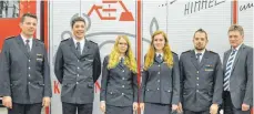  ?? FOTO: FEUERWEHR KOLBINGEN ?? Kommandant Edgar Hipp (links) und Bürgermeis­ter Konstantin Braun (rechts) beförderte­n die Kameraden (von links) Felix Mathaei, Anke Kretschman­n, Leonie Zeller und Jörg Grathwohl.