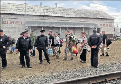  ?? /P.B. ?? Un grupo de ciudadanos llega para instalarse en el campamento, junto a la estación de Shies.