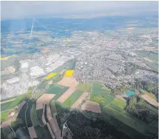  ?? FOTO: PAUL-PHILIPP POST ?? Blick über Ehingen aus dem Segelflugz­eug – im Vordergrun­d der Blaue Steinbruch und die Wohngebiet­e Büchele, Längenfeld und Wenzelstei­n. Links im Bild: Liebherr, mittig die Kernstadt.