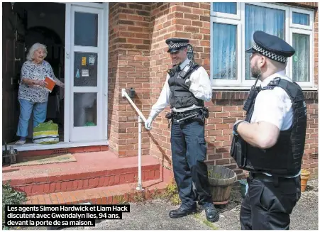  ??  ?? Les agents Simon Hardwick et Liam Hack discutent avec Gwendalyn Iles, 94 ans, devant la porte de sa maison.