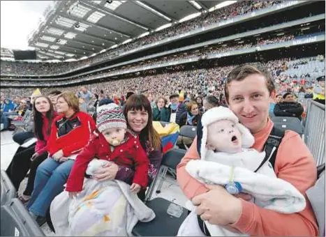  ?? CNS ?? Una familia, participa en la fiesta de las familias, en el estadio Croke Park de Dublín